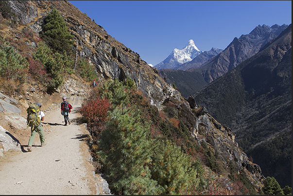 The path to Tengboche and the summit of Mount Ama Dablam (6814 m)