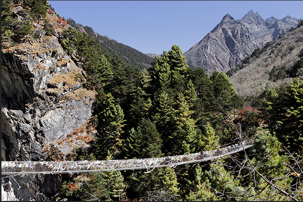 Bridge in the village of Phungi Thanga (3250 m). Start of climb to the monastery of Tengboche (3860 m)