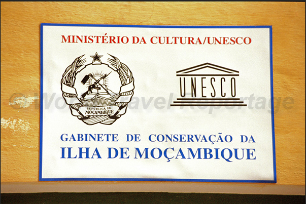 The license plate, exposed on the main road, which certifies that the Isle of Mozambique, is part of the World Heritage List