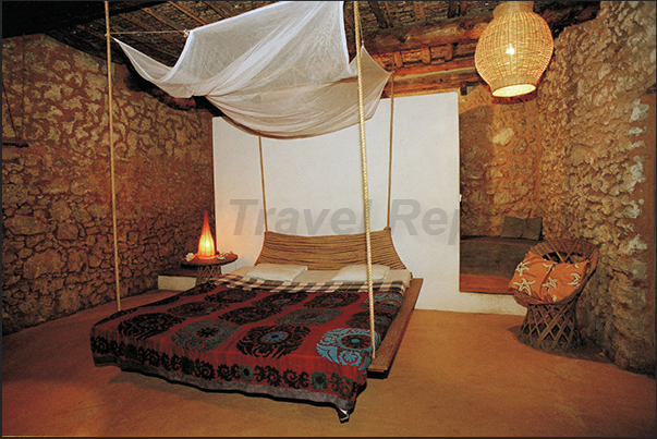 A bed in Maldivian style, hanging from the ceiling, in a Posada in town