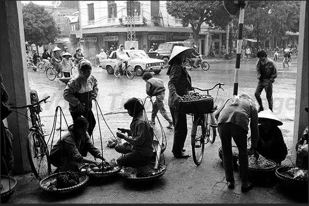 Hanoi. Market along the street under the rain
