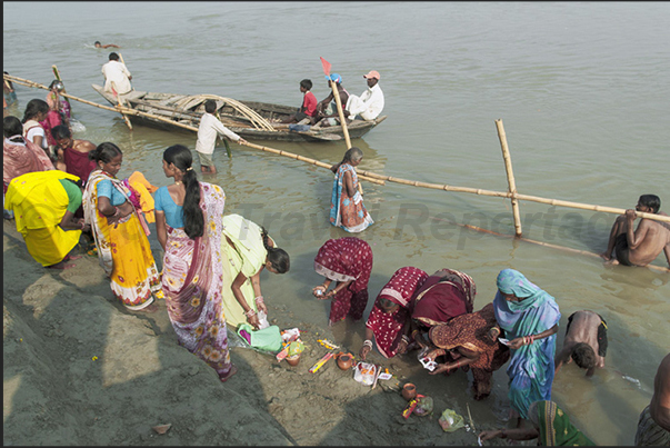 Gandak River, the women prepare bids (incense, rice and flowers), for the Puja (prayer)